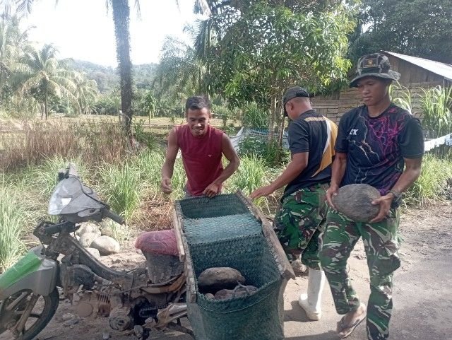 Ringankan Beban Warga, Satgas TMMD Angkat Material Pondasi Rumah Mukti Nasution