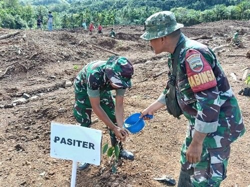 Hijaukan Tanah Longsor, Satgas TMMD ke-127 Tanam Pohon di Lokasi Longsor Kelurahan Sangkunur