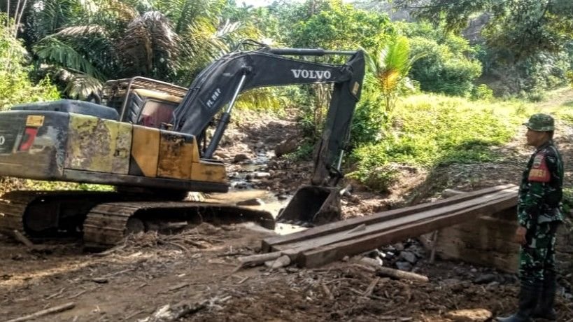 Excavator &ldquo;Bangun Jalan Rezeki&rdquo;, Satgas TMMD Buka Akses Panen di Huta Tonga