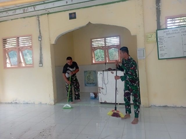 Jelang Ramadhan, Satgas TMMD ke-127 Bersihkan Masjid Babussalam di Sangkunur