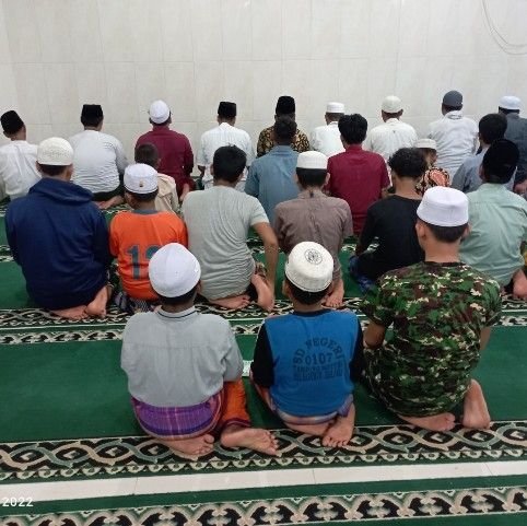 Di Antara Tugas dan Ibadah, Satgas TMMD 127 Pererat Silaturahmi Lewat Tarawih