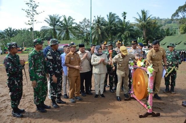 TMMD ke-127 Resmi Dimulai, Bupati Tapsel Pukul Gong