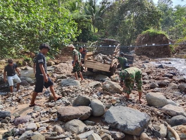 Kejar Target Jalan Ekonomi, Satgas TMMD 127 Ambil Batu Sungai di Sangkunur