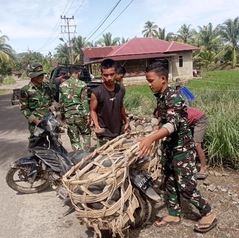 Gotong Royong di Tengah Terik, Satgas TMMD Ke-127 Bangun Parit Beton Sawah Warga