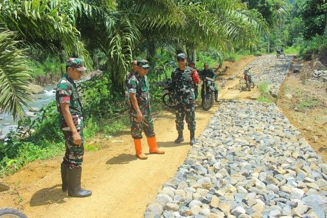 TMMD Buka Akses Baru, Wasev Mabesad Pastikan Pengerasan Jalan Tuntas