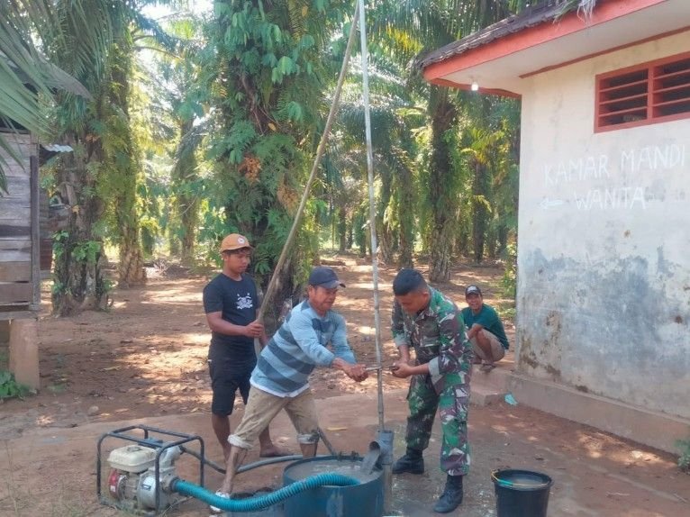 Hadirkan Air Bersih, Satgas TMMD dan Warga Sangkunur Kompak Buat Sumur Bor