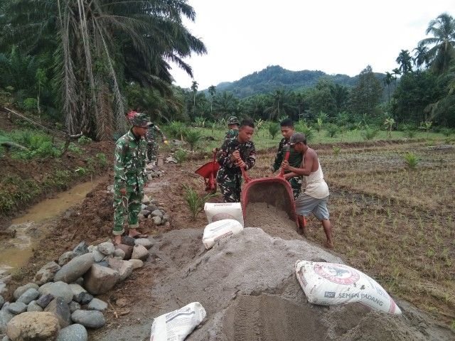 Satgas TMMD ke-127 Kodim 0212/TS Bersama Warga Bangun Saluran Irigasi di Sangkunur