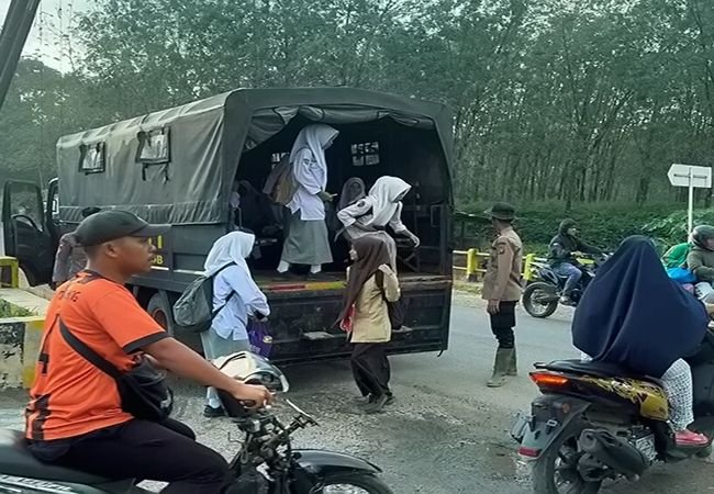 Akses Jalan Rusak, Brimob Sumut Jemput dan Antar Pelajar di Garoga