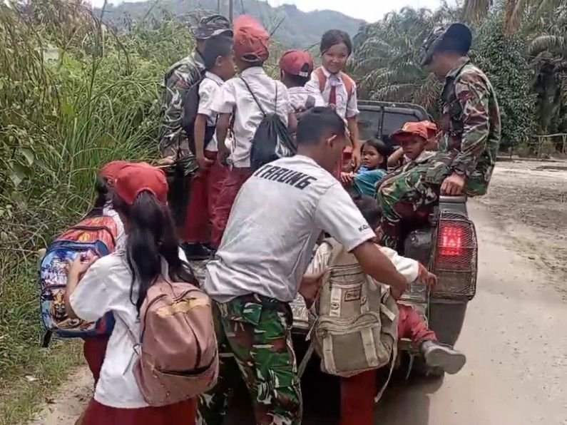 Bikin Haru! Truk Satgas TMMD Jadi Tumpangan Anak-anak Pulang Sekolah di Sangkunur