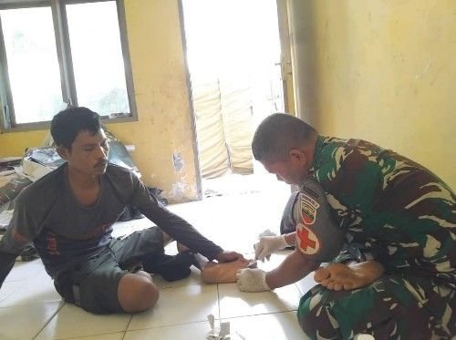 Aksi Cepat Tim Medis TMMD Selamatkan Warga Terluka di Perkebunan Sawit