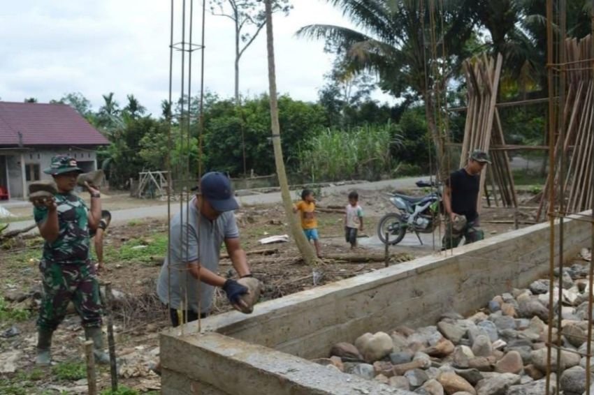 Gotong Royong di Lokasi TMMD, Satgas TNI Turun Tangan Bantu Bangun Rumah Warga Sangkunur