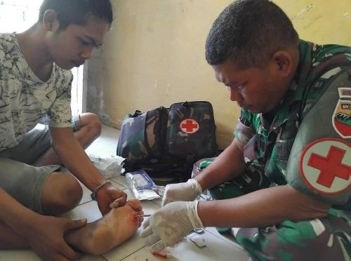 Aksi Sigap Tim Medis TMMD, Warga Sangkunur Tertolong Usai Tertusuk Duri Sawit