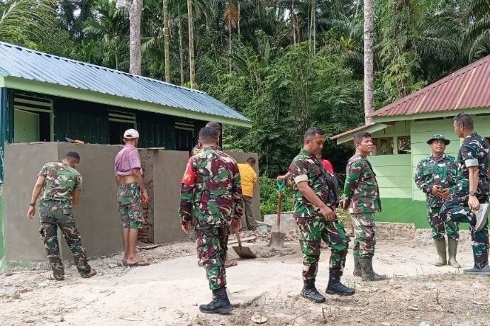 Pastikan Pekerjaan Selesai, Pasi Ops, Danramil 19 Siais Tinjau Finishing MCK di Sangkunur