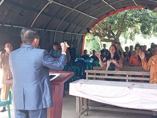 Di Tengah Pengabdian TMMD, Prajurit TNI Ibadah Minggu Bersama Warga Sangkunur