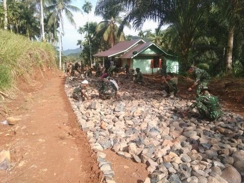 Satgas TMMD dan Warga Kebutin Perkerasan Jalan Sangkunur, Progres Sudah 80 Persen