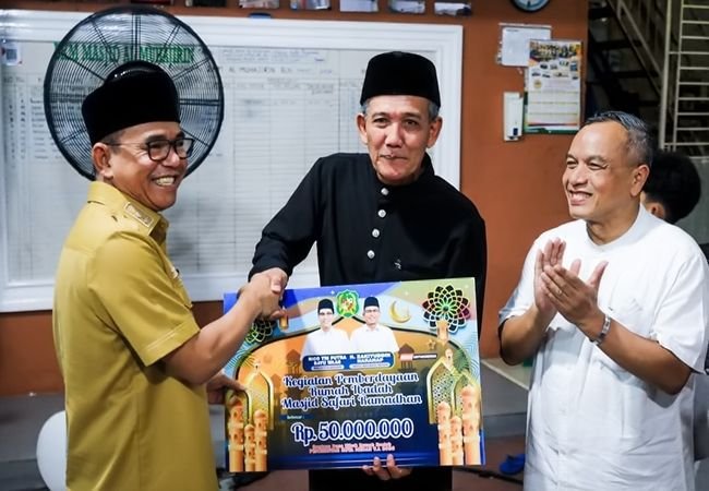 Safari Ramadan di Medan Helvetia, Wakil Wali Kota Serahkan Bantuan Rp60 Juta untuk Masjid Al Muhajirin