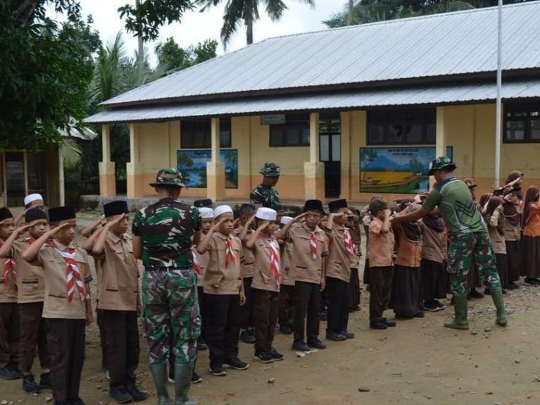 Disiplin Sejak Dini, Satgas TMMD Ke-127 Gembleng Siswa SDN di Simataniari