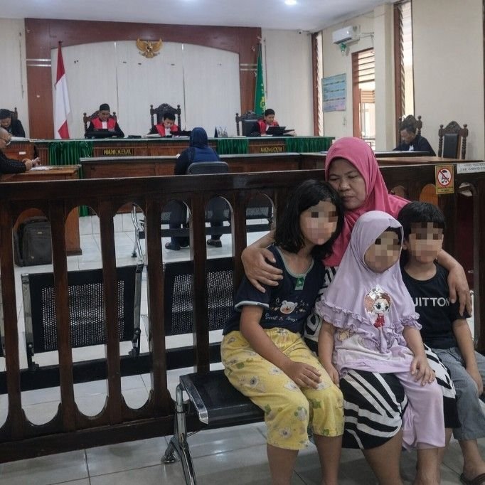 Tangis Maya di Ruang Sidang: Ibu Hamil Ini Mengaku Hanya Menyelamatkan Suaminya