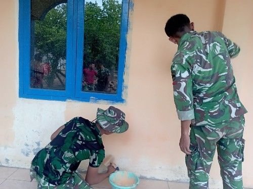Sentuhan Kuas Prajurit, Satgas TMMD Ubah Masjid di Sangkunur Tampil Lebih Cerah