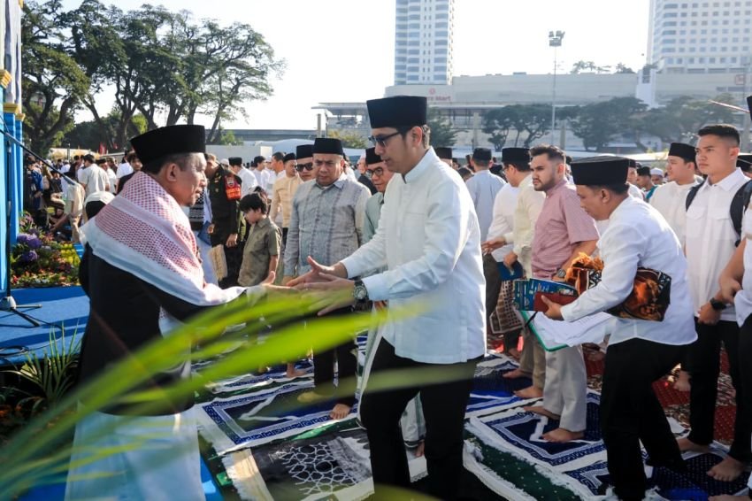 Ribuan Warga Padati Lapangan Merdeka, Wali Kota Medan Ajak Perkuat Persatuan di Salat Idulfitri 1447 H