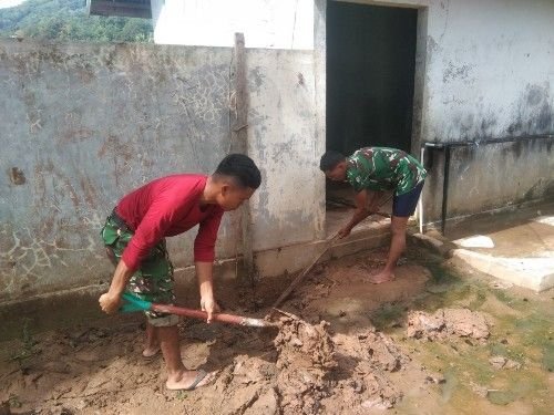 Pascabanjir, Satgas TMMD Ke-127 Giat Bersih-bersih Kamar Mandi Masjid Nurul Huda