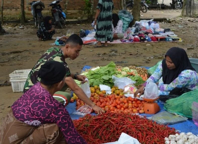 Aksi Humanis di Pekan Simataniari: Pratu Ferdi Nasution Blusukan Belanja Bareng Warga