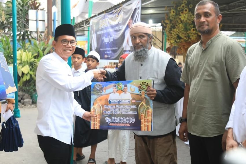 Safari Ramadan di Masjid Jami&rsquo;, Wakil Wali Kota Medan Serahkan Hibah Rp50 Juta dan Santunan Anak Yatim