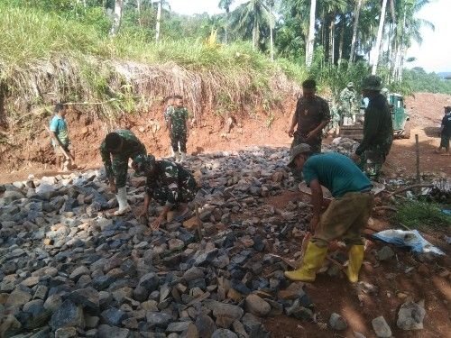 Satgas TMMD Bersama Warga Susun Batu Pengerasan Jalan di Sangkunur