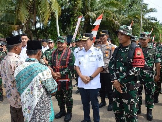 Ulos Kehormatan untuk Irdam I/BB, Warga Sangkunur Rasakan Manfaat Nyata TMMD