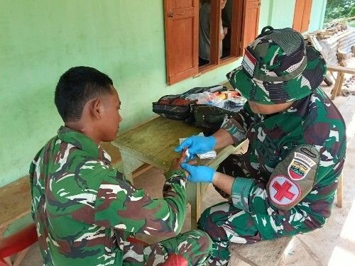 Jaga Kondisi Prajurit, Tim Medis TMMD Sigap Berikan Pengobatan di Lokasi Tugas