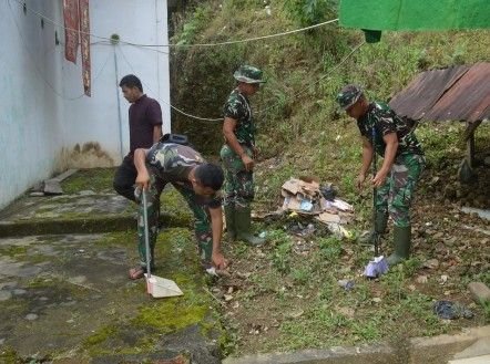 Sambil Menanti Maghrib, Satgas Kodim 0212/Tapsel Bersihkan Masjid Nurul Huda
