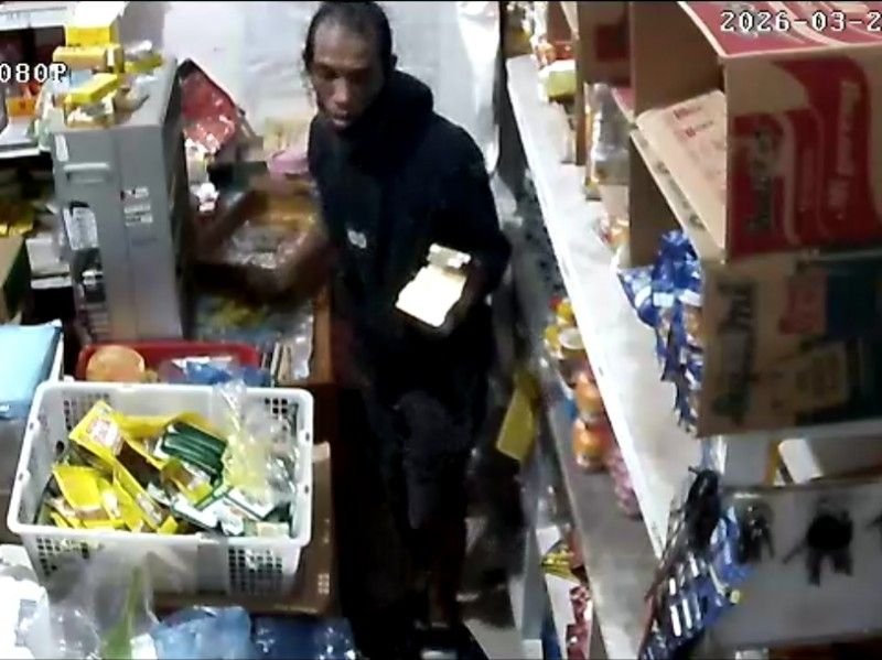 Terekam CCTV! Maling Gondol 1 Steling Rokok dan HP Saat Pemilik Terlelap