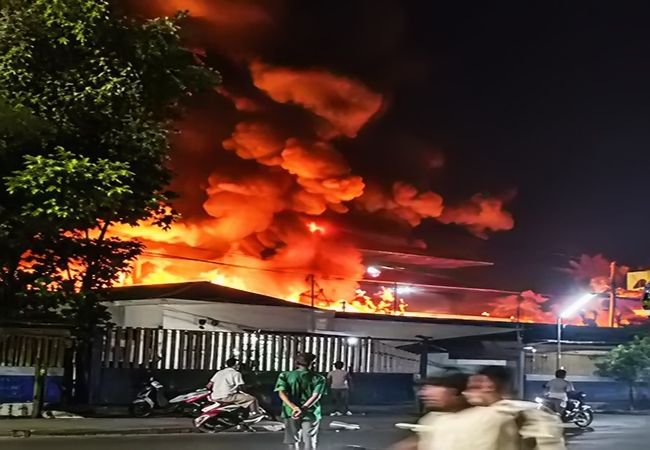 Pabrik Minyak Goreng di Martubung Terbakar, Warga Panik dan Lalu Lintas Terganggu