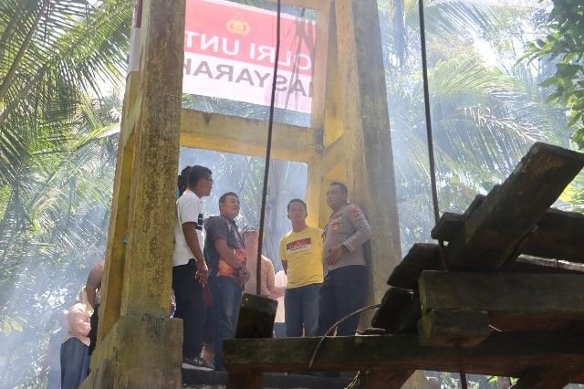 Aksi Nyata! Polisi Perbaiki Jembatan Rusak, Warga dan Pelajar Kini Bernapas Lega