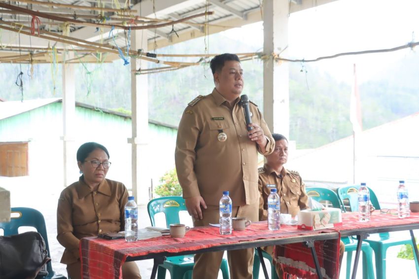 Bupati Samosir Salurkan 12,5 Ton Bibit Padi untuk 58 Kelompok Tani