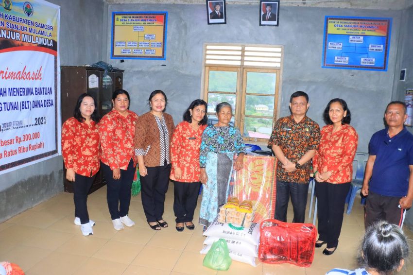 Peringati HUT ke-26, DWP Samosir Salurkan Bantuan Sosial untuk Korban Kebakaran dan Lansia Kurang Mampu