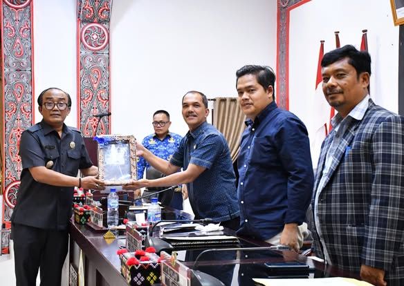 Wabup Samosir Sampaikan Nota Pengantar RAPBD 2026 Senilai Rp776 Miliar