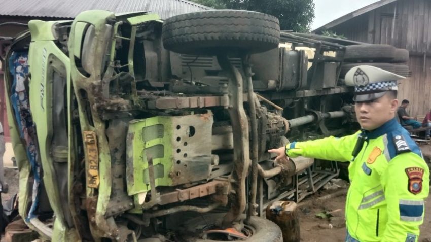 Rem Blong di Jalur Turunan Batang Toru, Sopir Truk Tewas Usai Hantam Kantor Desa dan Rumah Warga