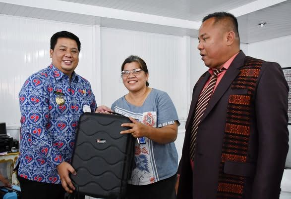 Pemkab Samosir Berangkatkan Tokoh Lintas Agama ke Yerusalem dan Mekkah