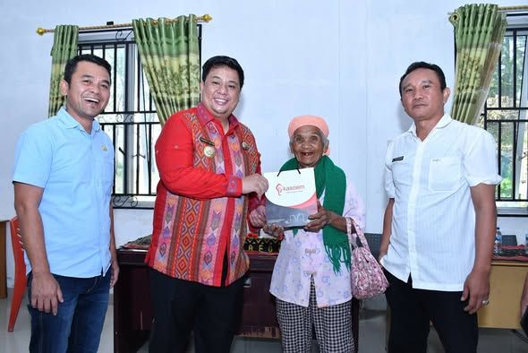 Bupati Samosir Serahkan Bantuan ATENSI bagi Penyandang Disabilitas