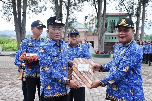Wakil Bupati Samosir Serahkan SK Pensiun kepada 40 PNS pada Upacara Hari Kesadaran Nasional