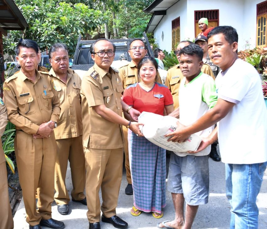 Wabup Samosir Serahkan Bantuan kepada Korban Puting Beliung di Pangururan
