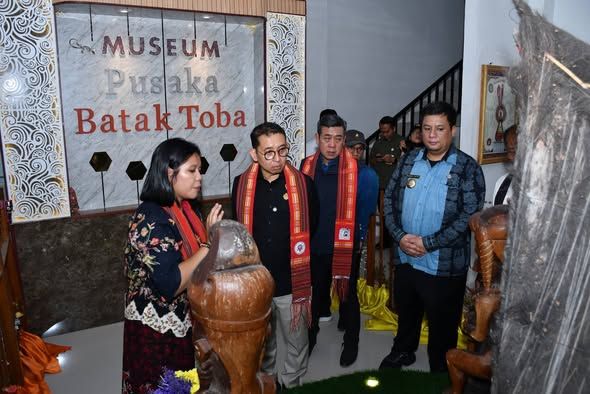 Menteri Kebudayaan Dorong Huta Simarmata Jadi Cagar Budaya Nasional, Kagumi Sarkofagus dan Rumah Adat Berusia Ratusan Tahun