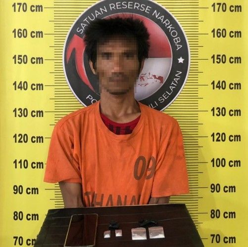 Dijanjikan Sabu dan Ongkos Rp30 Ribu, Pria Ini Malah Dihadiahin Borgol Polisi