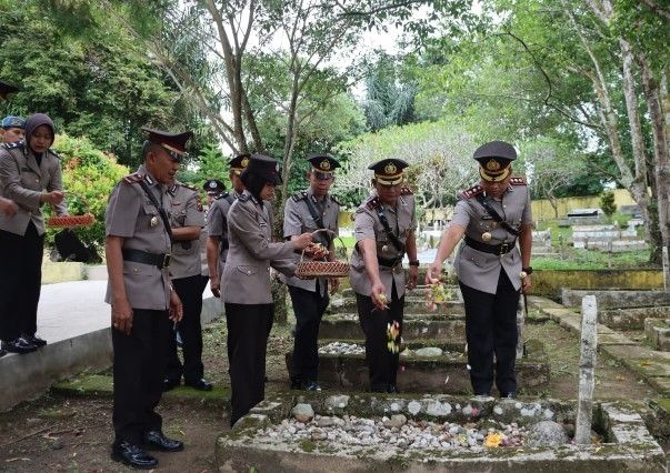 Tabur Bunga di Makam Pahlawan, Kapolres P.Sidimpuan Kenang Semangat Juang Pendahulu