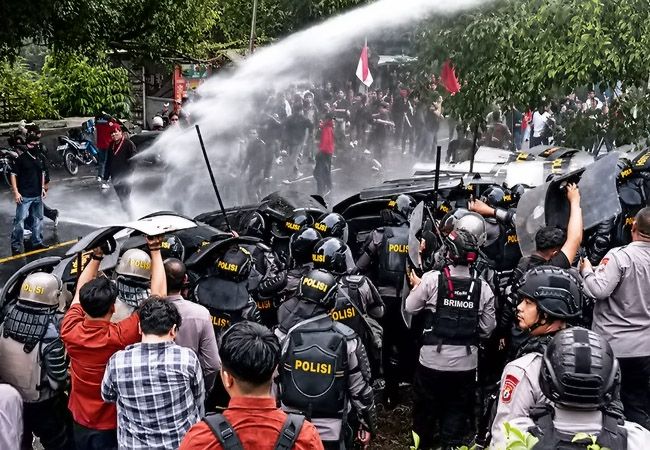 Demo Mahasiswa di DPRD Sulut Berujung Ricuh, Polisi Kerahkan Water Cannon