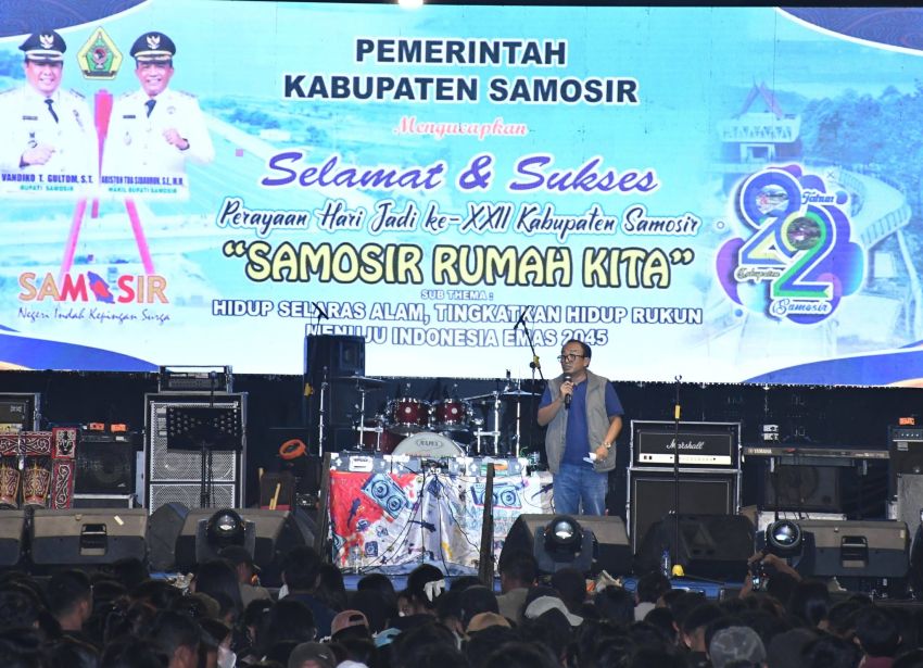 Ribuan Warga Padati Malam Hiburan Rakyat Hari Jadi ke-22 Samosir, UMKM dan Pariwisata Jadi Sorotan