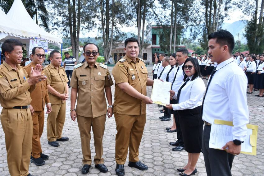 Bupati Samosir Serahkan SK kepada 803 PPPK Paruh Waktu, Akhiri Penantian Panjang Tenaga Honorer
