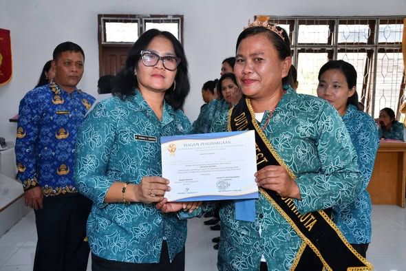 Ketua PKK Kabupaten Samosir Nyalakan Semangat Deteksi Dini Kanker Serviks Lewat Lomba IVA Tes di Ronggur Nihuta