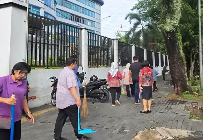Dukung Medan Asri Bergerak, Sekretariat DPRD Medan Gelar Gotong Royong Masal